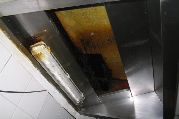 Dunstabzugshaube vor der Proper Reinigung